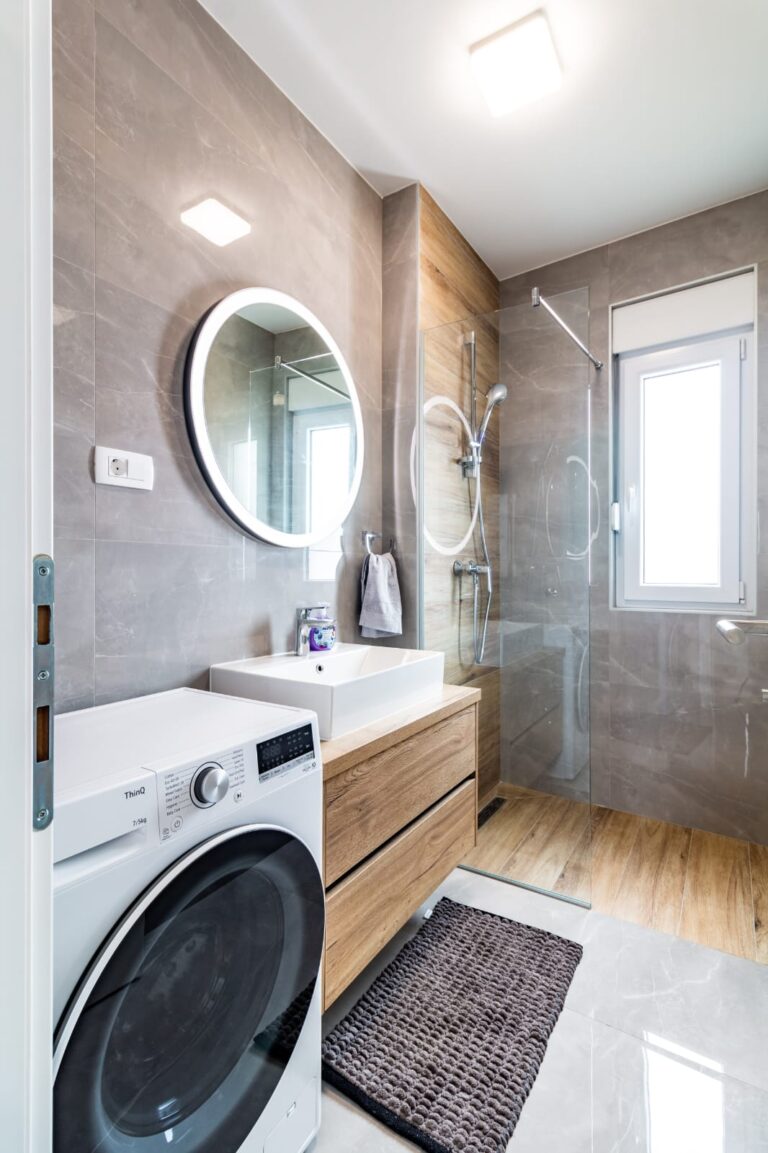 Moderna kupaonica svijetla